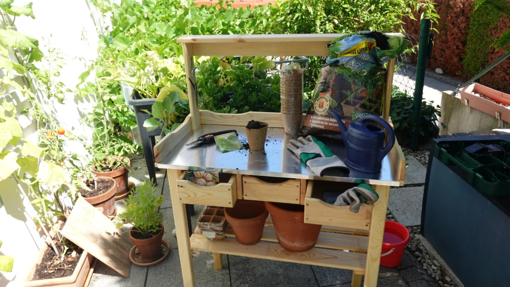 Pflanztisch für den Balkon zur Aussaat und Pflege von Gemüsepflanzen