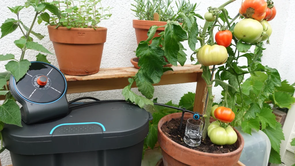 Urlaubsbewässerung AquaBloom von Gardena für den Balkon